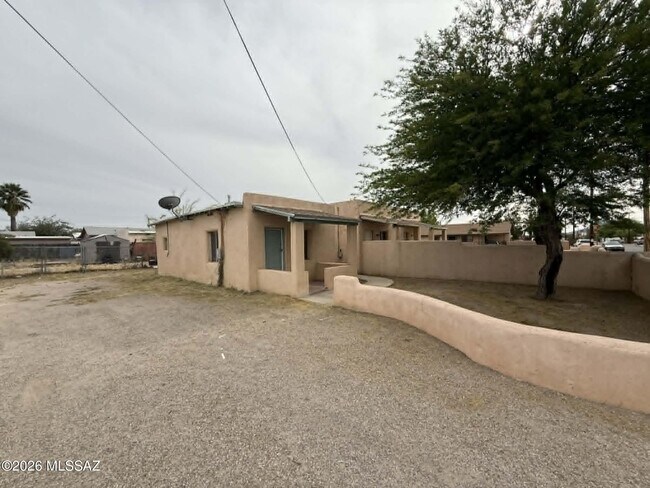 Building Photo - 204 E Palmdale St