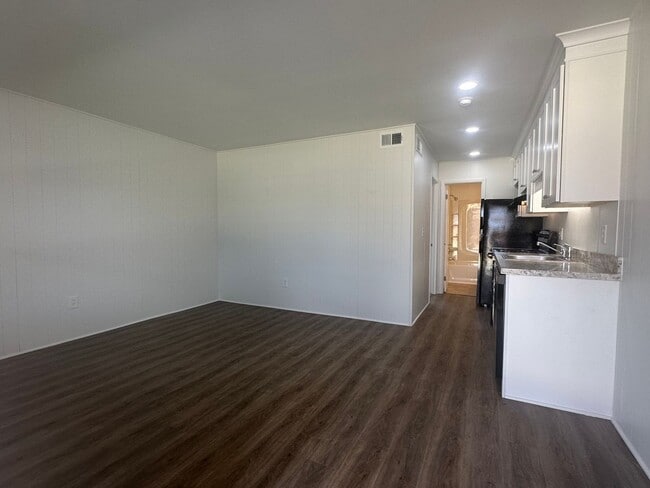 Building Photo - 2339 Memorial Ave SW