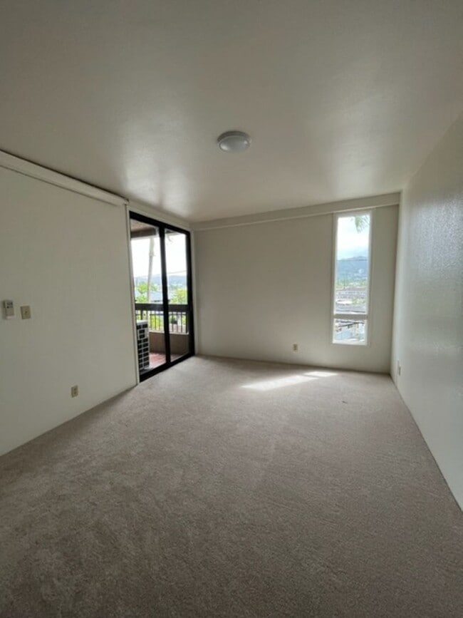 Building Photo - Quiet Spacious Unit $2,800 2/2/1 available...