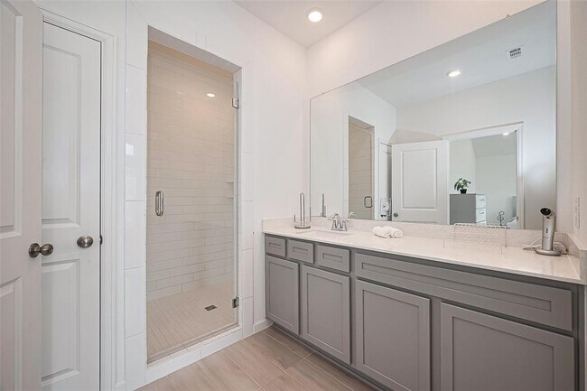 Building Photo - 5435 Holly Hvn Ct