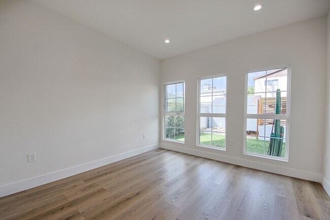 Building Photo - Chic Fully Renovated Luxury Home in the Burbank Hills!