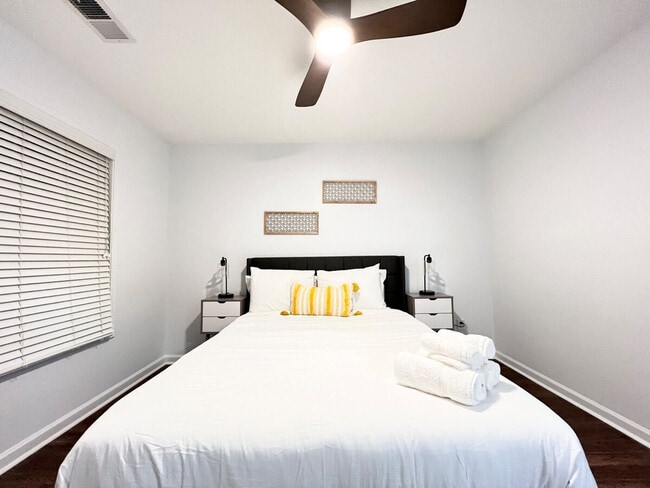 Building Photo - 6066 Barker Landing NE