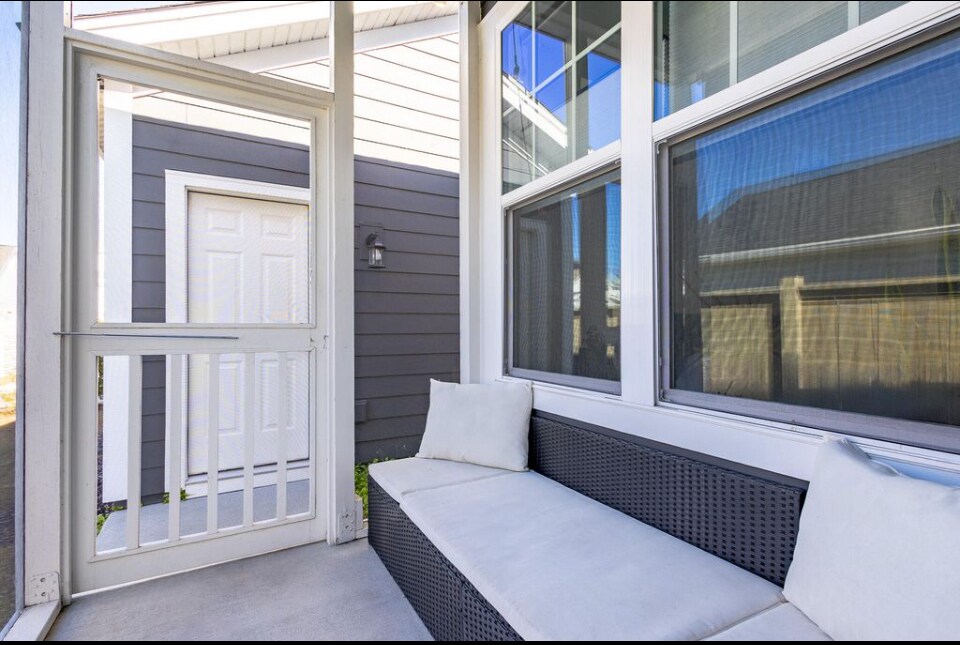 Building Photo - 610 Blueway Ave