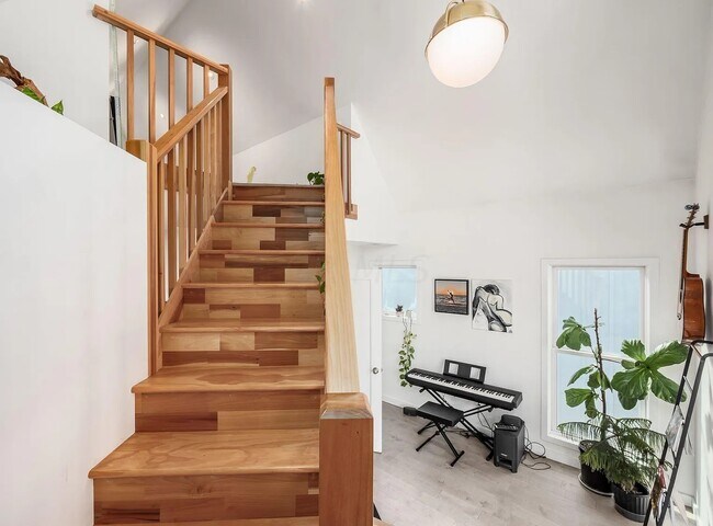 Building Photo - 986 Summit St
