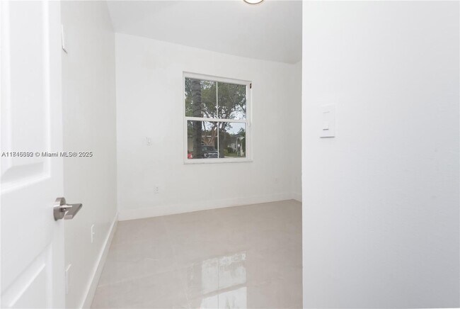 Building Photo - 939 NE 42nd Terrace