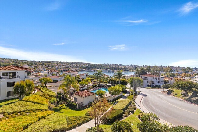 Building Photo - Stunning 2 bedroom *LAKE VIEW* condo for r...