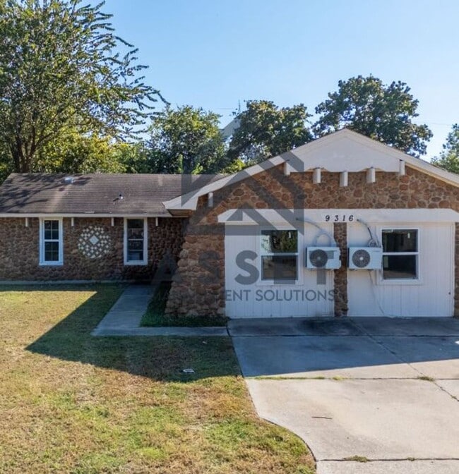 Building Photo - 9316 NE Stardust Ln