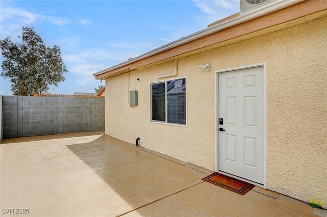 Building Photo - 7182 Acorn Ct
