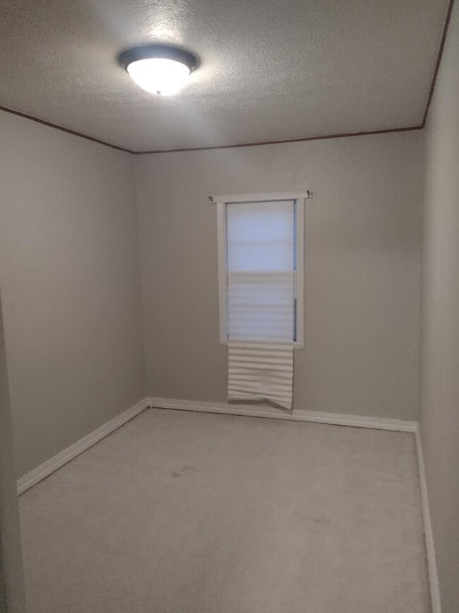 Building Photo - 711 W 11th Ave