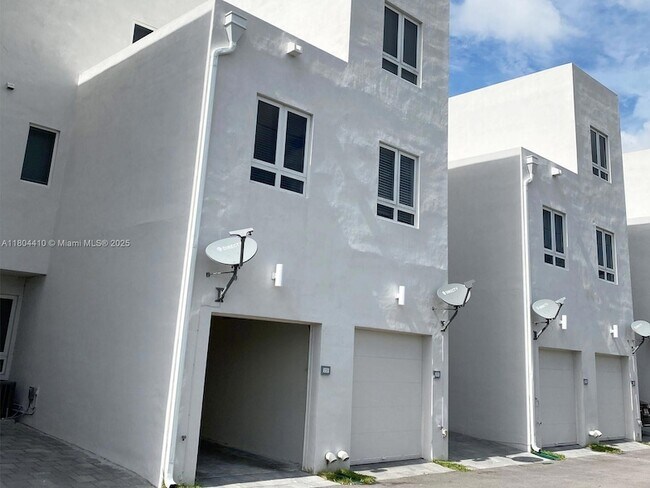 Building Photo - 10220 NW 63rd Terrace