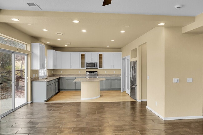 Building Photo - $2,400.00 - 4 Bed, 3.5 Bath Homelocated in the Banning Lewis Ranch neighborhood with Great Commun...