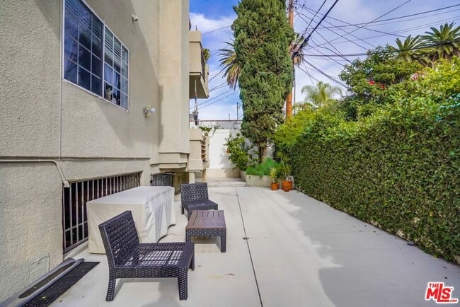 Building Photo - 852 N Poinsettia Pl