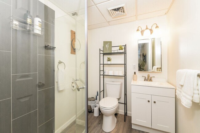 Building Photo - 344 N Lime St