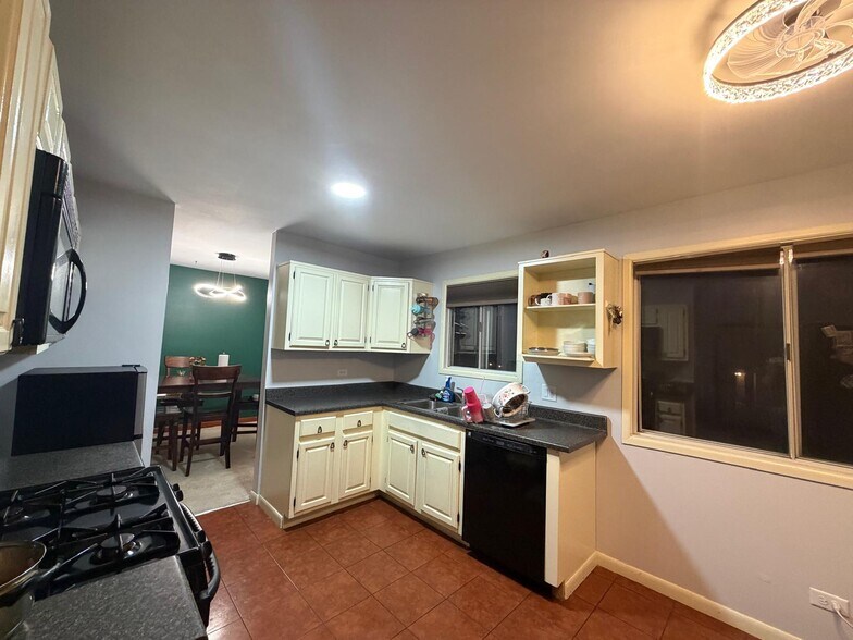 Building Photo - 800 W Beechtree Ln