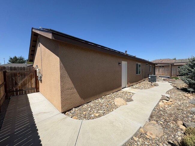Building Photo - NW Visalia Home Available Now!