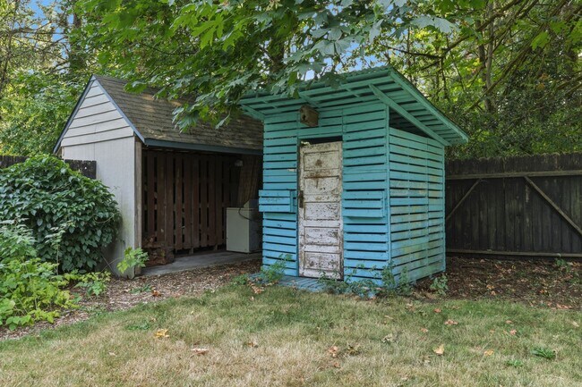 Building Photo - MOVE IN READY NOW! 2 bed 1 ba - Great location! Tumwater School District.