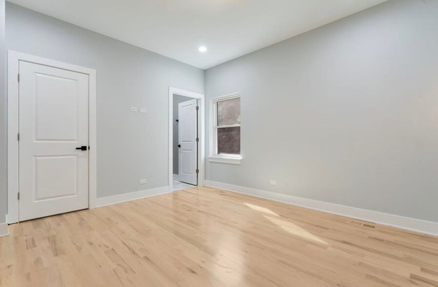 Building Photo - 6404 S Vernon Ave