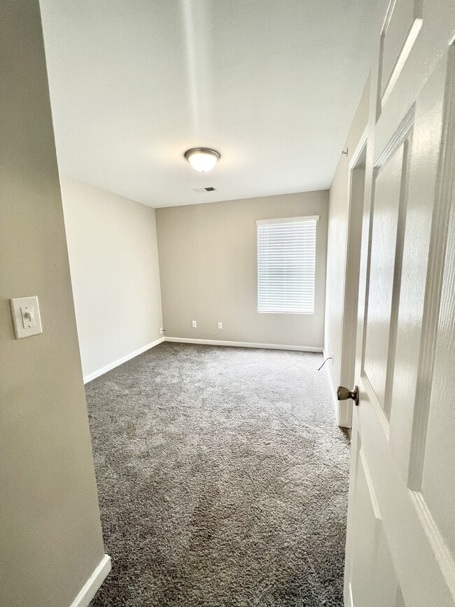 Building Photo - 601 Skyview Dr