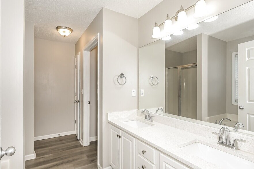 Building Photo - 3815 Pine Village Pl