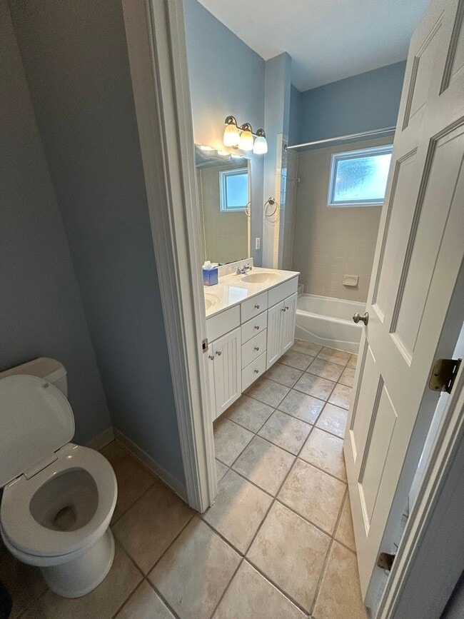 Building Photo - Beautiful 3 Bedroom/2 Bath with off street...
