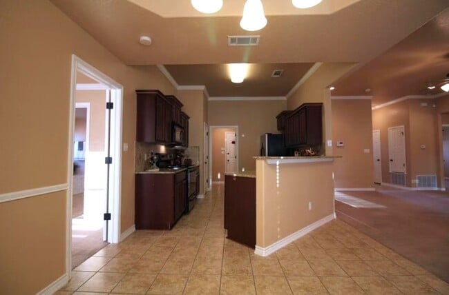 Building Photo - AVAILABLE NOW!