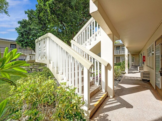 Building Photo - Beautiful fully furnished 2 bedroom 1.5 bath.