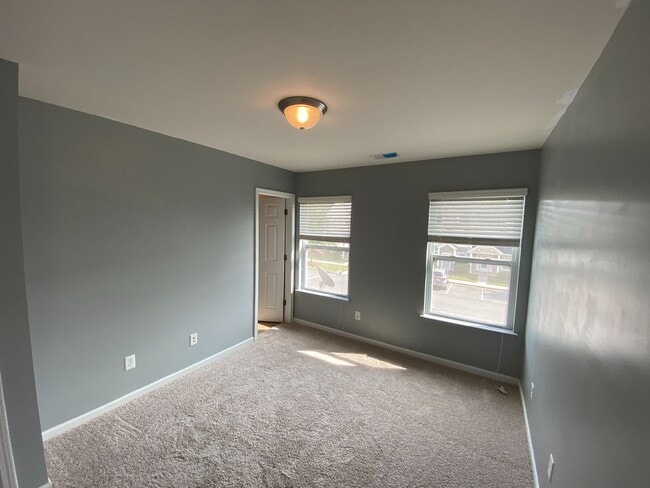 Building Photo - Beautiful Townhome located in the Cedar Mill Complex!
