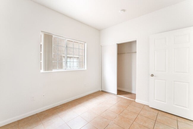 Building Photo - 3 Bedroom Condo with an Open Floor Plan!