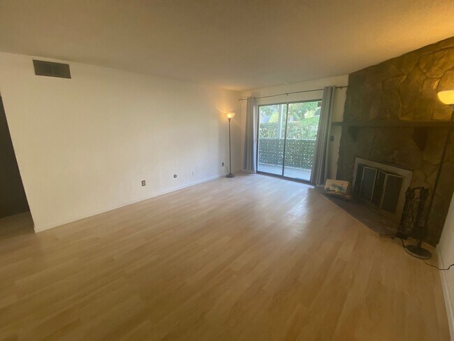 Building Photo - Beautiful 1 Bedroom Condo Across from Buck...