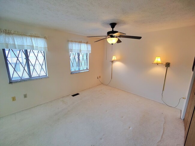 Building Photo - *Spacious & Conveniently Located 3BD/2.5BA Townhouse Available in Bethel Park*