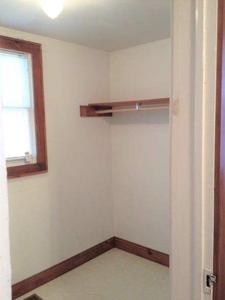 Building Photo - 923 E Hillcrest Dr