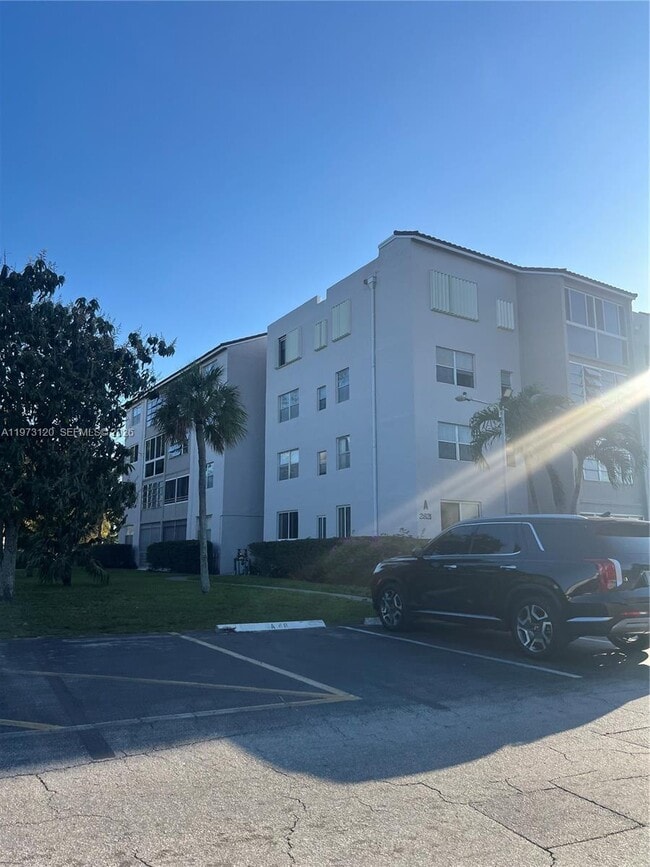 Building Photo - 2851 Somerset Dr