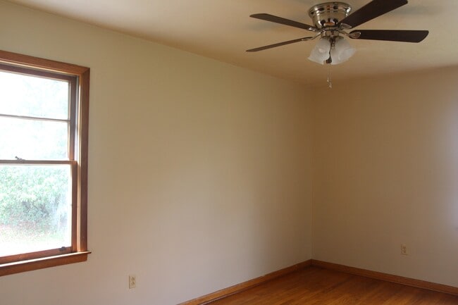 Building Photo - 1800 Gillionville Rd