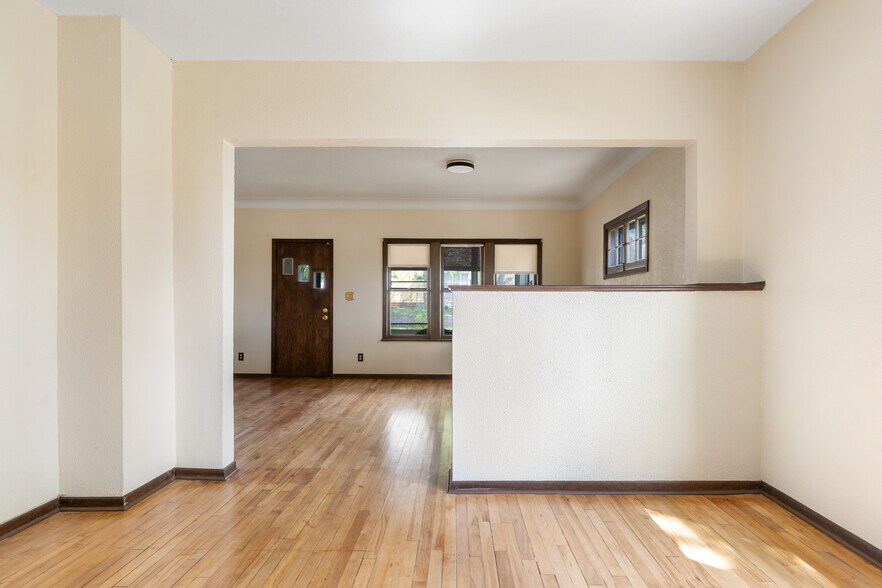 Building Photo - 1053 Westminster St