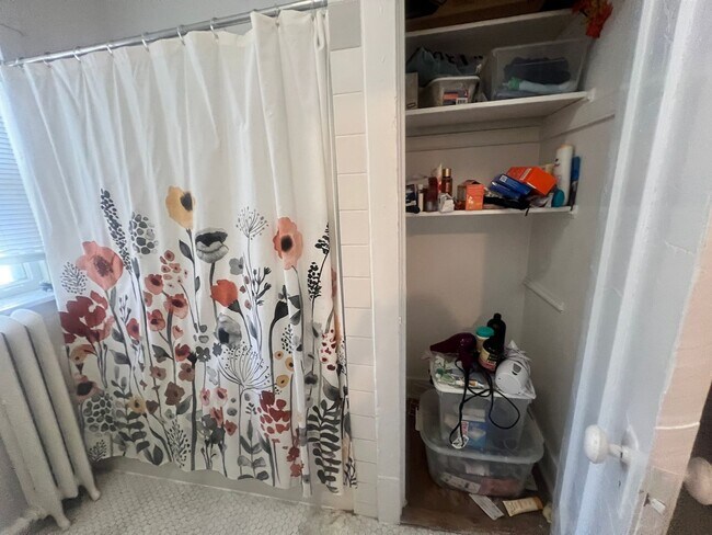 Building Photo - Lovely and Very Large Ravenswood Manor 1 BR