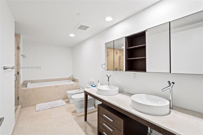 Building Photo - 495 Brickell Ave