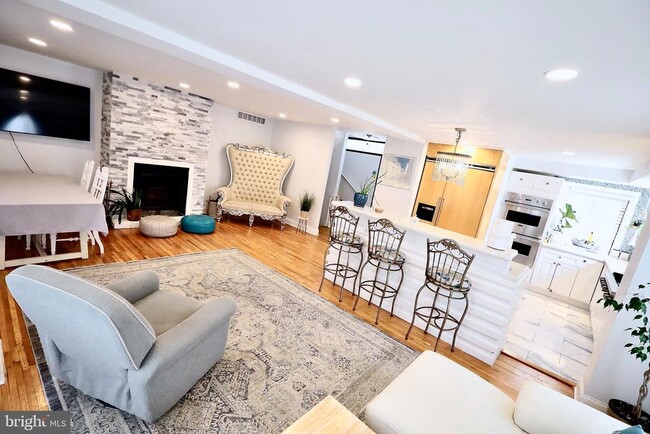Primary Photo - 701 Lombard St