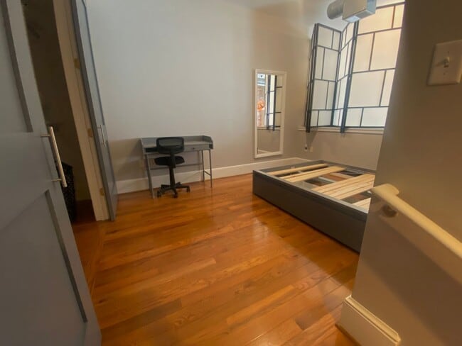 Building Photo - Open And Updated One Bedroom Apartment At ...