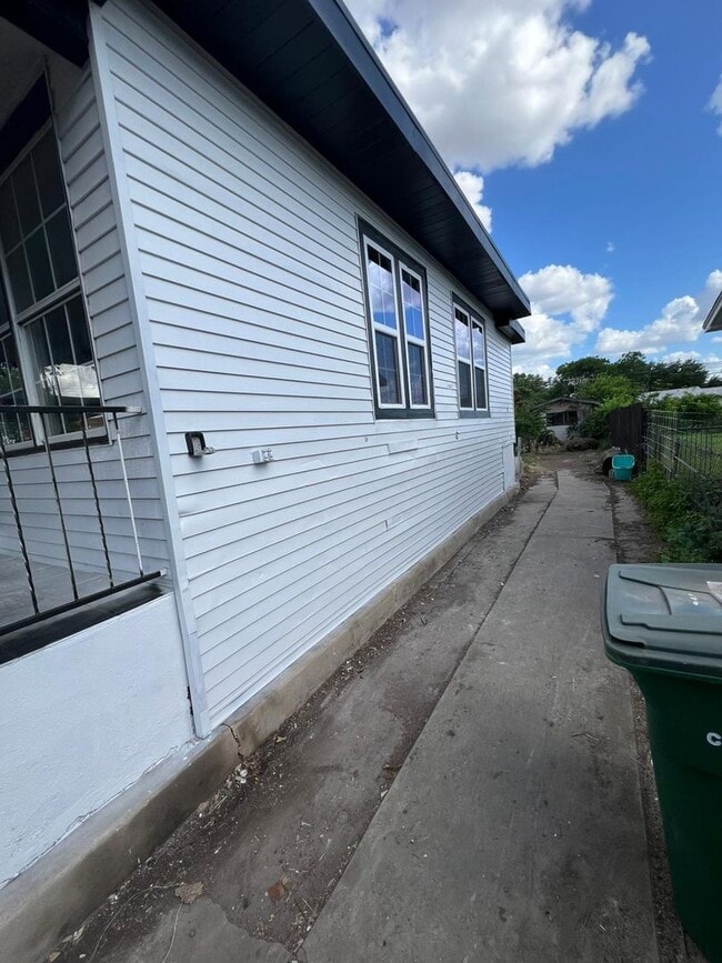 Building Photo - FOR RENT – 3 Bed / 1 Bath Home in San Anto...