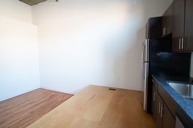 Building Photo - Spacious Loft