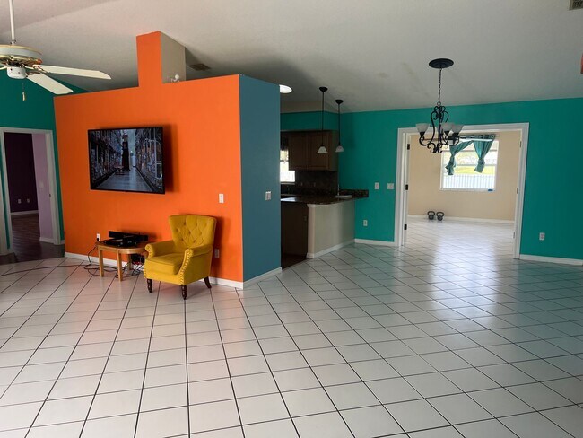 Building Photo - 3/2/2 pool home on lake in North Port
