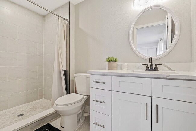 Building Photo - "Charming 3-Bed, 2-Bath Home in Tampa – Perfect Blend of Comfort and Convenience!"