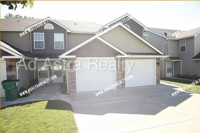 Primary Photo - Beautiful Townhome in Platte City-Availabl...