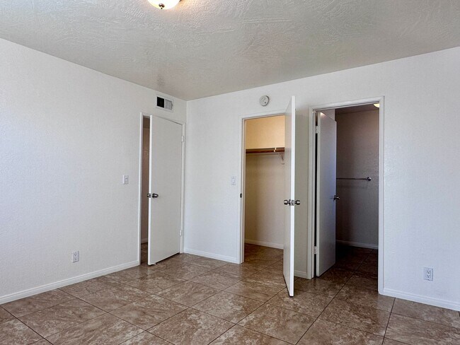 Building Photo - 913 W Atkins Ave
