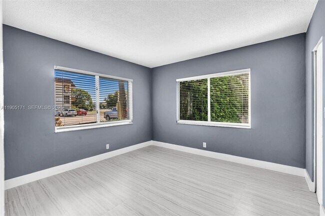 Building Photo - 101 SE 6th Ave