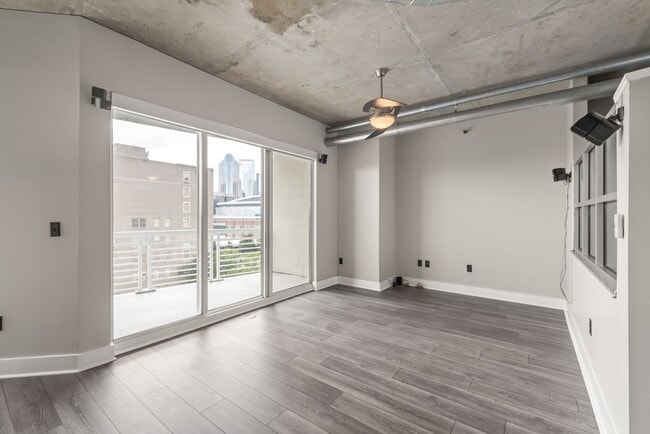 Building Photo - Stylish Uptown 2BD Condo with Balcony, Par...