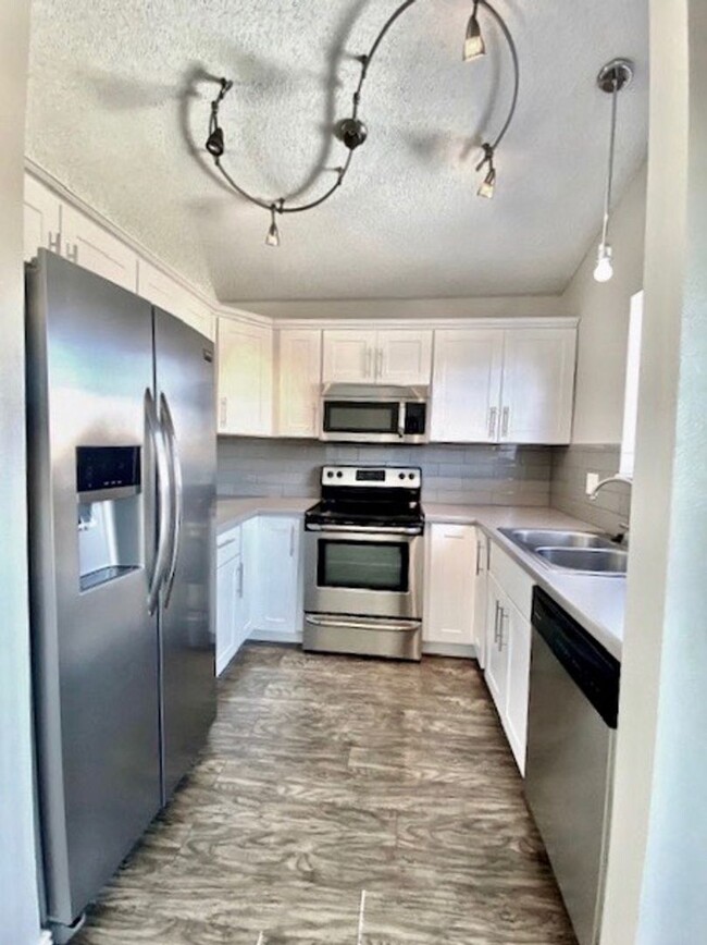 Building Photo - Lovely bi-level 3 bed/2 bath home with fen...