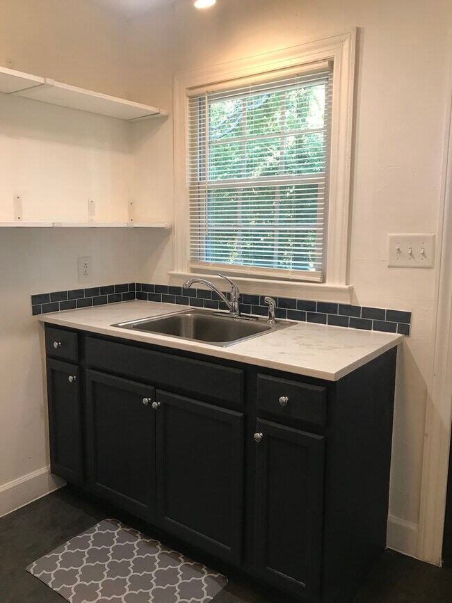 Building Photo - 587 7th St