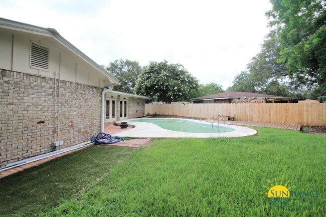 Building Photo - Beautiful Northgate Estates Home with Pool!