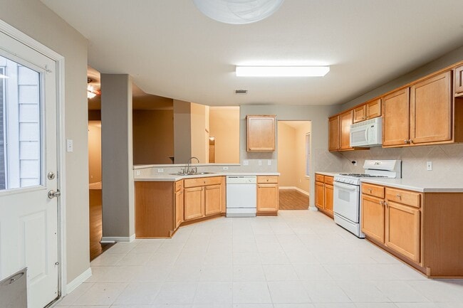 Building Photo - Charming 4-Bedroom, 2-Bath Home with Moder...